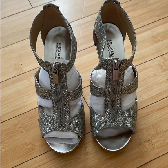 Women Michael Kors Silver Heels with Shimmery Finish 4” Size 8 Berkley T Strap - Picture 1 of 7